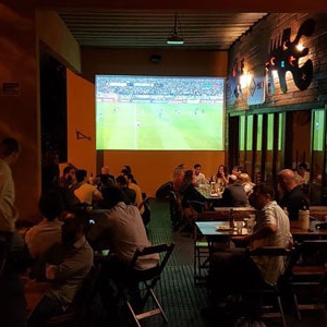 Foto de Assistindo Jogo De Futebol Na Tv No Pub Locais Comidas