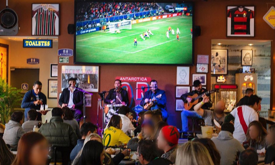 Foto de Assistindo Jogo De Futebol Na Tv No Pub Locais Comidas